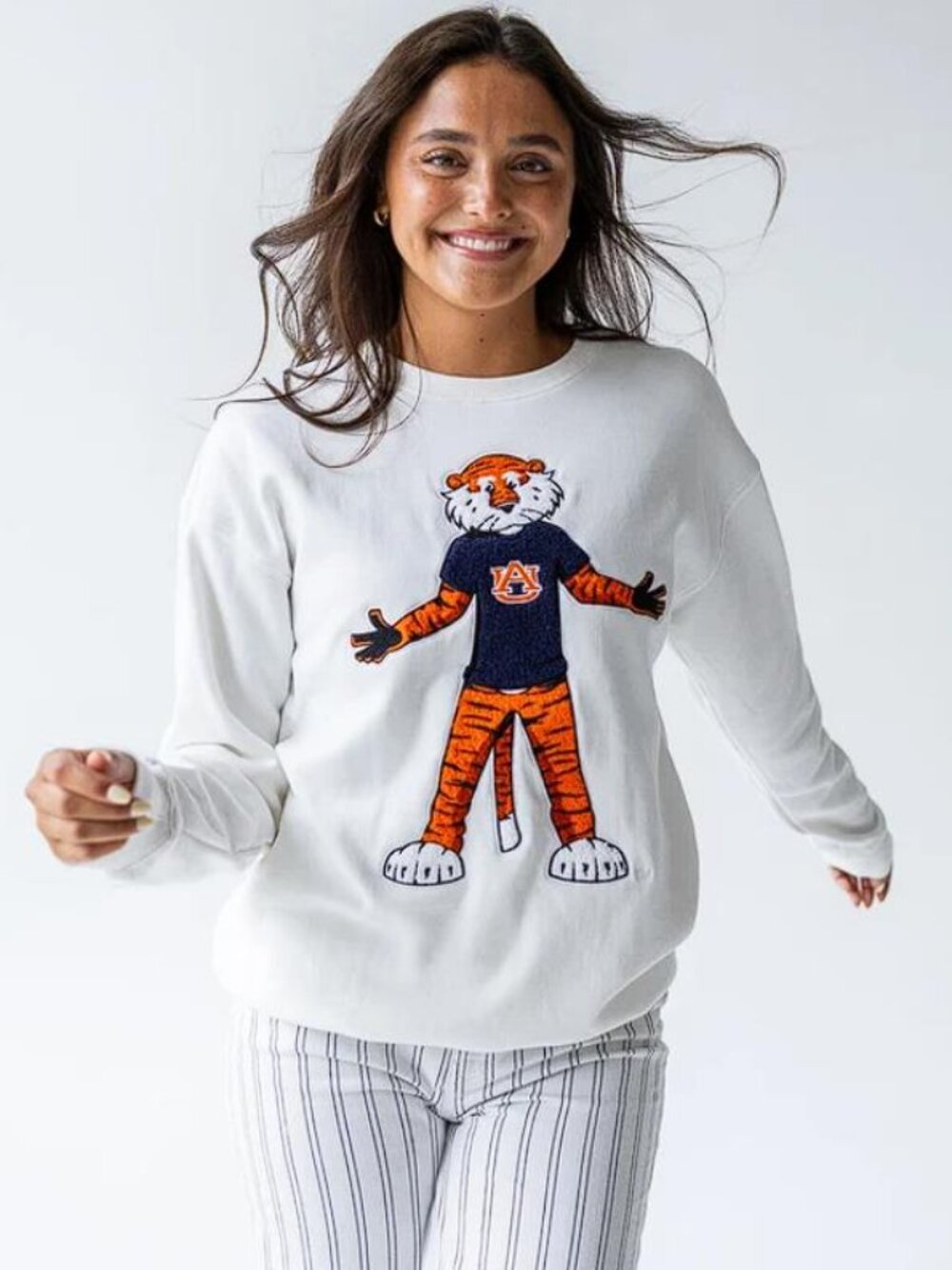 GAMEDAY SOCIAL Women's Auburn Mascot Chenille Comfort Crewneck Size L (Dirty)